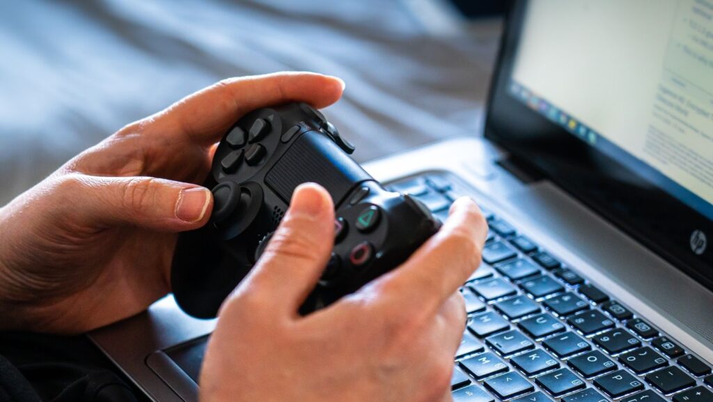 How can students start an online gaming business?