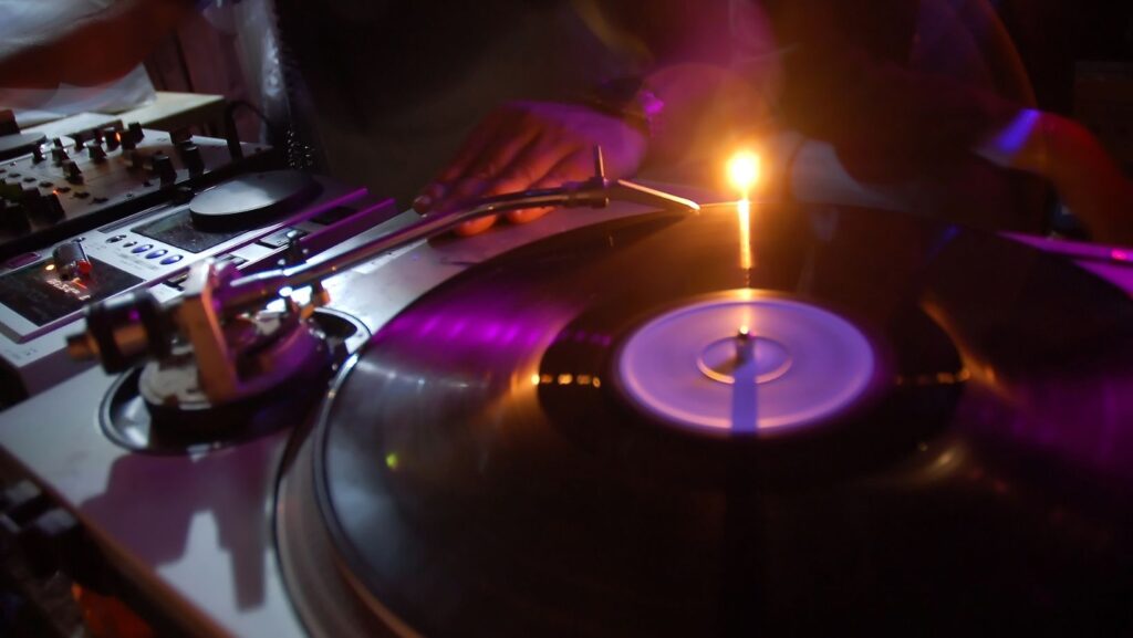 How To Properly Setup A Record Player And A Gaming PC In One Corner