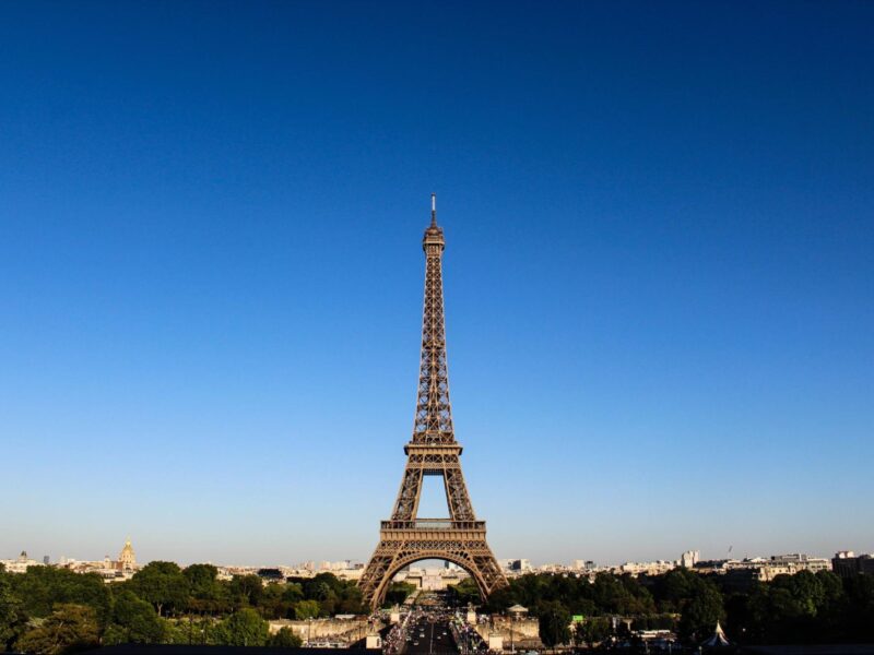 when does the eiffel tower sparkle