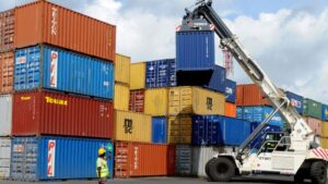 jelaskan perbedaan antara proteksi dan kuota impor