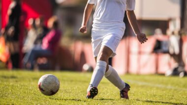 teknik yang digunakan dalam sepak bola untuk melakukan operan jarak jauh adalah