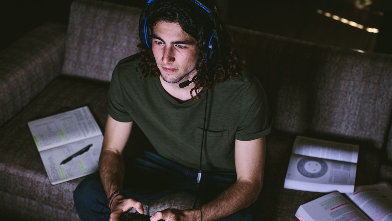 Love at First Respawn: How Gamers Find Connection in Multiplayer Worlds
