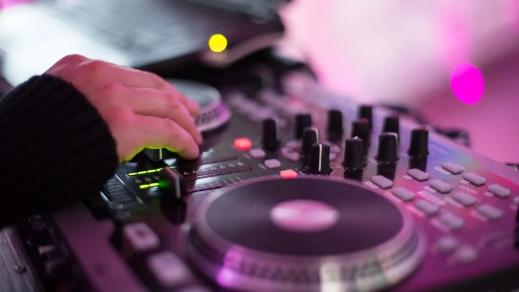 How To Properly Setup A Record Player And A Gaming PC In One Corner