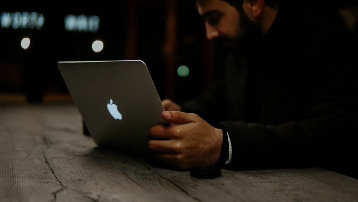 How To Utilize the Apple Remote on Your Macbook Pro