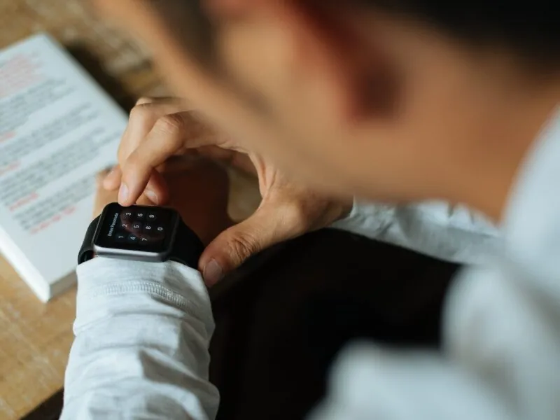 How To Easily Put A Sim Card In Your Apple Watch