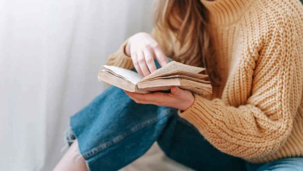 for a reader to two or more things, the reader must consider how the things are different.