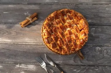 a customer orders a slice of apple pie