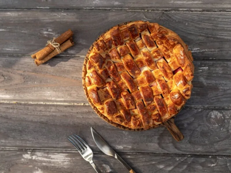 a customer orders a slice of apple pie