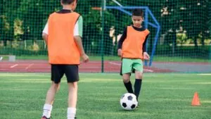 teknik yang digunakan dalam sepak bola untuk melakukan operan jarak jauh adalah
