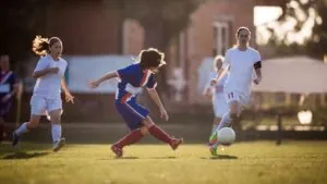 teknik yang digunakan dalam sepak bola untuk melakukan operan jarak jauh adalah