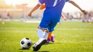 teknik yang digunakan dalam sepak bola untuk melakukan operan jarak jauh adalah