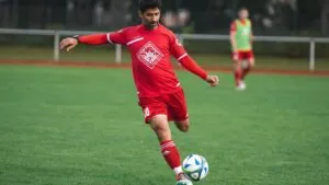 teknik yang digunakan dalam sepak bola untuk melakukan operan jarak jauh adalah