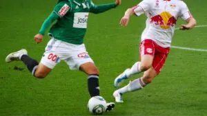 teknik yang digunakan dalam sepak bola untuk melakukan operan jarak jauh adalah