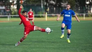 teknik yang digunakan dalam sepak bola untuk melakukan operan jarak jauh adalah