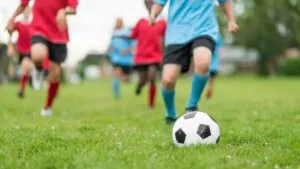 teknik yang digunakan dalam sepak bola untuk melakukan operan jarak jauh adalah